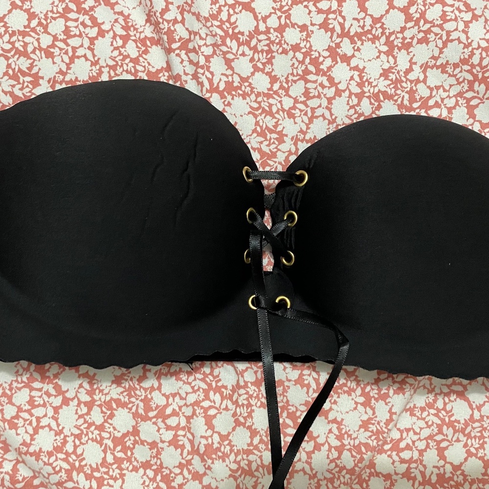 Scalloped Lace-Up Black Strapless Bra